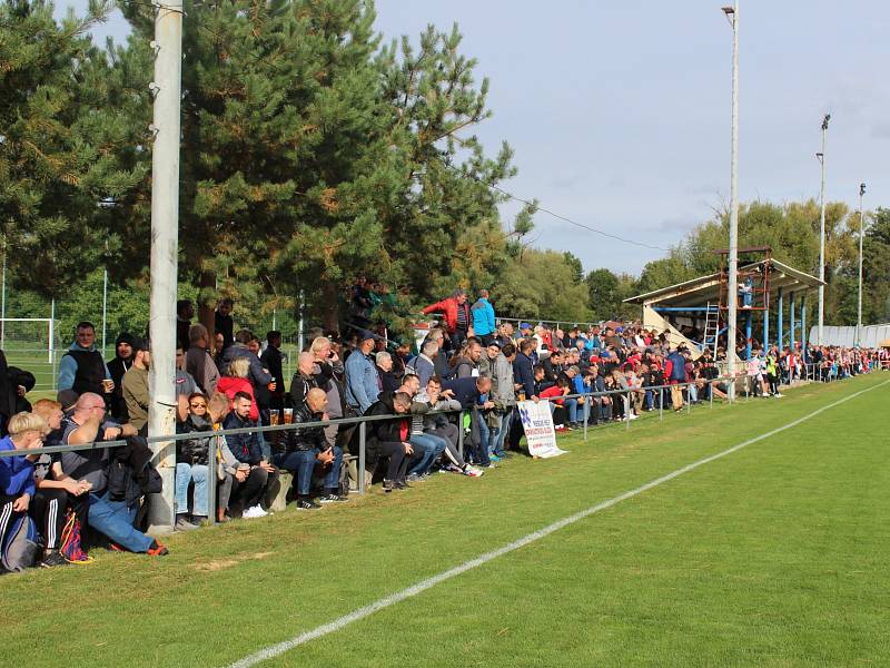 Třetiligový Slovan Velvary přivítal v rámci MOL Cupu mistrovskou Slavii Praha.