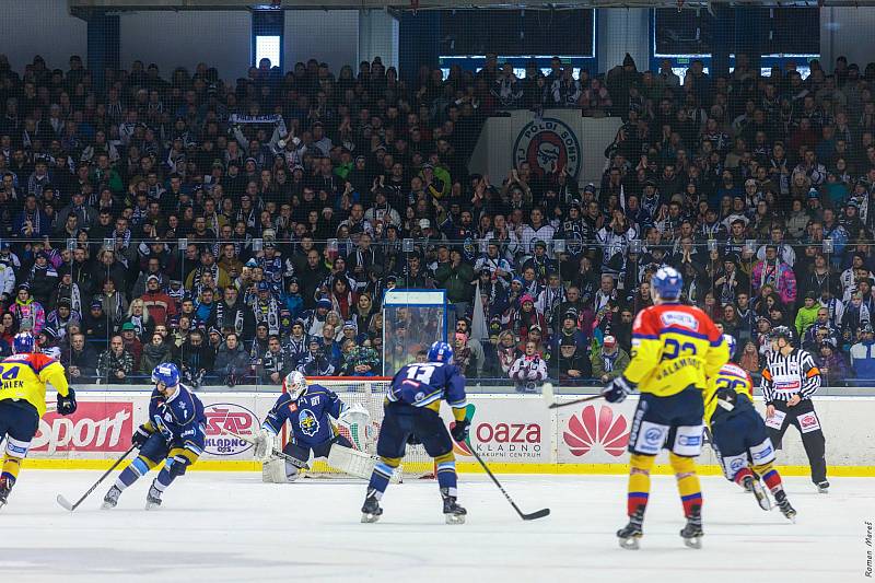 České Budějovice porazily ve čtvrtém zápase série Kladno (v modrém) a snížily stav na 1:3.