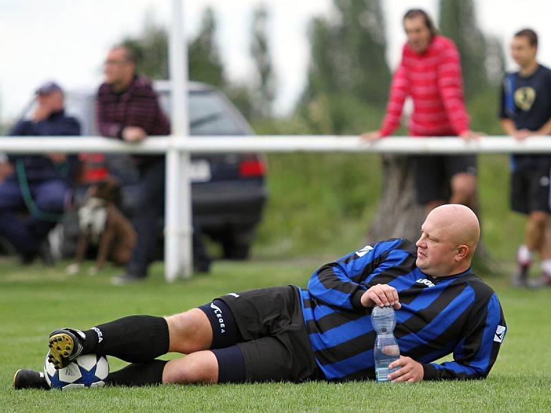 V Lidicích proběhl turnaj k 70. výročí lidické tragédie. // Lidice si finále nezahrají. Zápas sice skončil 2:2, tým z Nebušic ale proměnil o penaltu více.