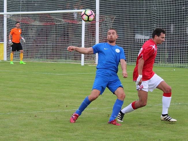 Tuchlovice (v červeném) prohrály doma s Hvozdnicí 0:1. Vpravo Martin Brnovják