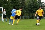 Tuchlovice (ve žlutém) podlehly v Hradištku 0:2.