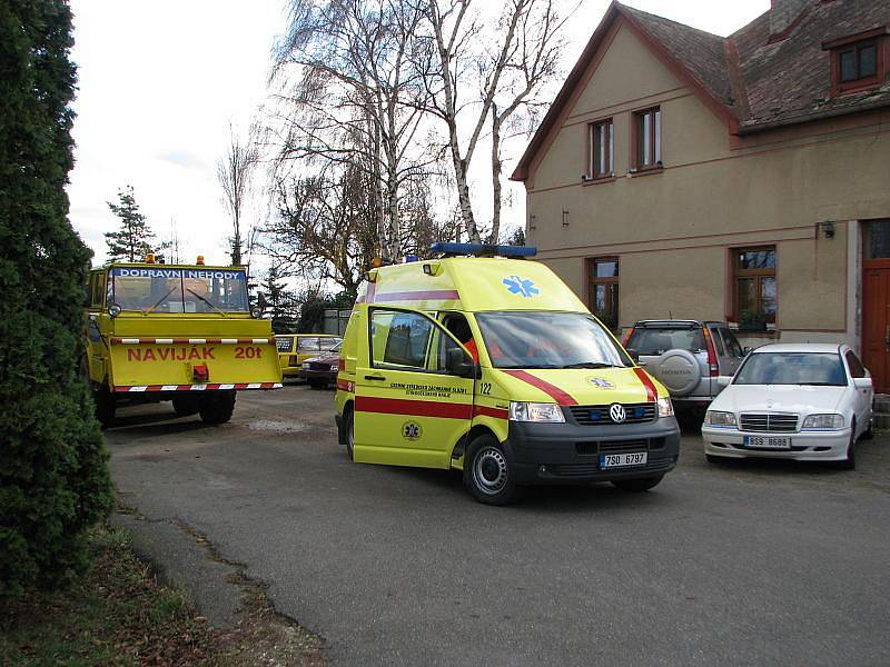 Smrtelná nehoda na R7, řidič roweru letěl vzduchem nad stromy 90 metrů.