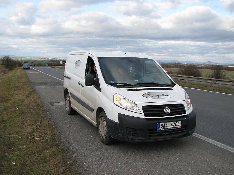 Smrtelná nehoda na R7, řidič roweru letěl vzduchem nad stromy 90 metrů.