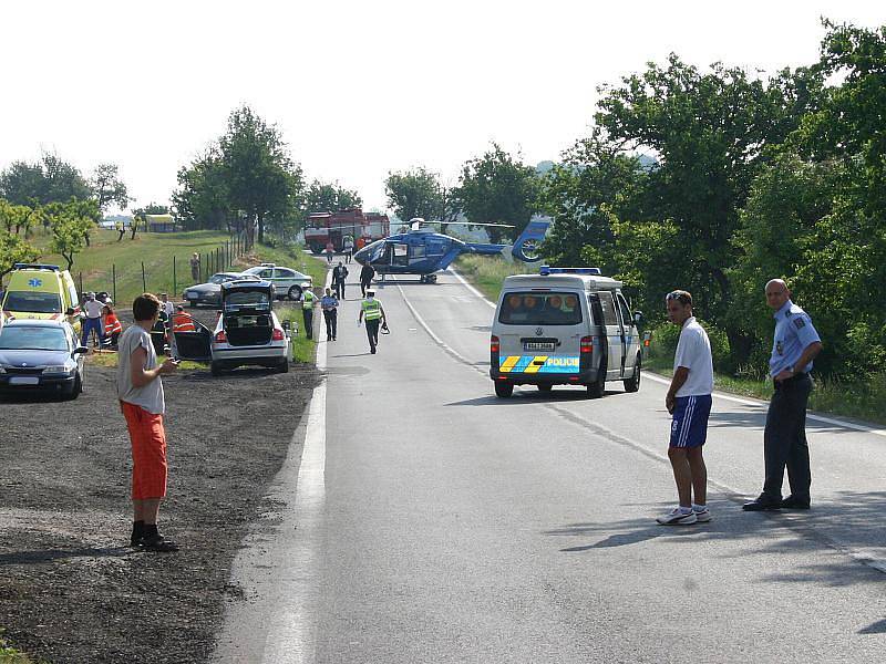 Motorkáře po střetu transportoval s těžkými zraněními vrtulník do nemocnice