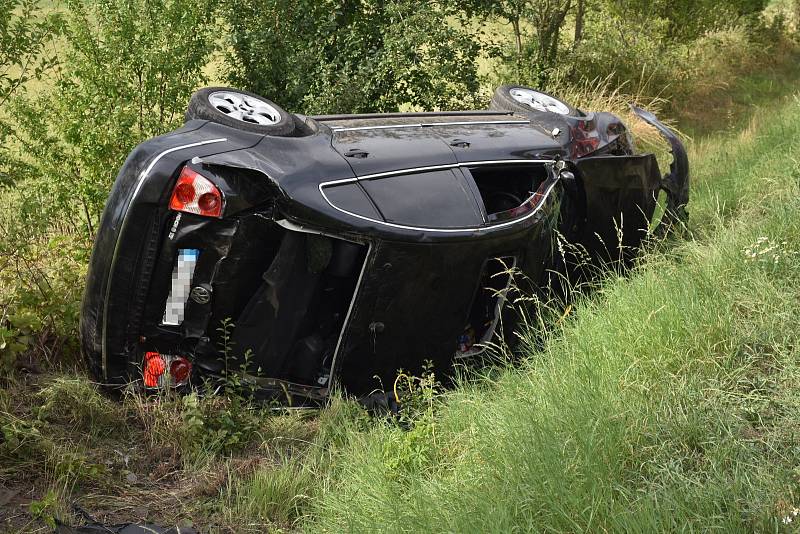 U odbočky na Přelíc havarovalo černé auto značky Volkswagen.