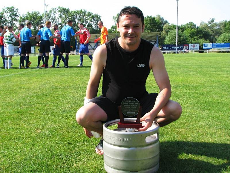 Velvary v pohodové atmosféře porazily Lhotu 3:1, Marek Mucha převzal z rukou redaktora Deníku Jiřího Nagyho cenu pro Fotbalistu okresu 2014