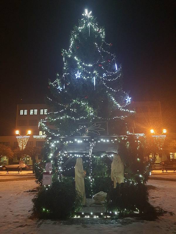 Vánoční strom ve městě Stochov.