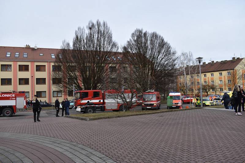 Hasiči evakuovali 3. ZŠ ve Slaném, v kuchyni unikla těkavá látka.