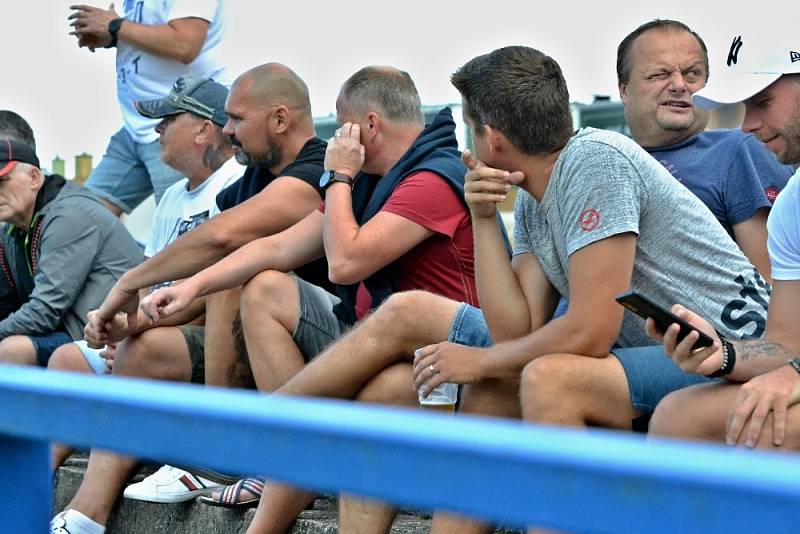 Fotbalová divize: Slaný (v modrém) prohrálo doma v úvodním zápase s Chomutovem 0:1.
