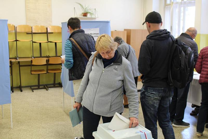 Volební místnost v budově Střední průmyslové školy a Vyšší odborné školy Kladno. 