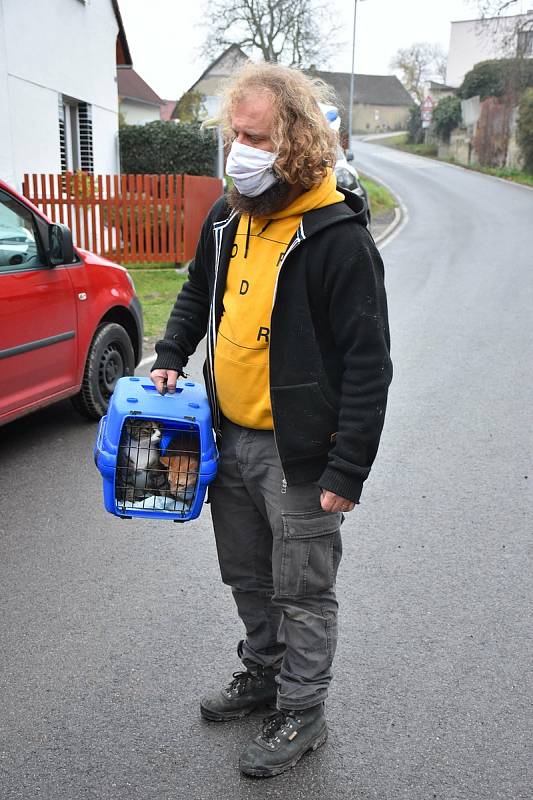 Starosta obce Líský Štěpán Hon rozváží opuštěná zvířata.