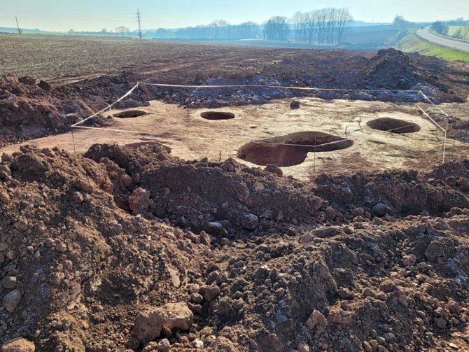 Při budování dálnice D7 u Slaného učinili archeologové první objevy.