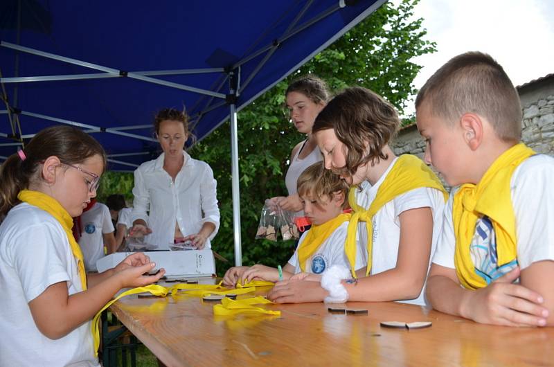 Tábor pro děti v Kačici pořádá místostarostka Daniela Veselská s dalšími vedoucími.