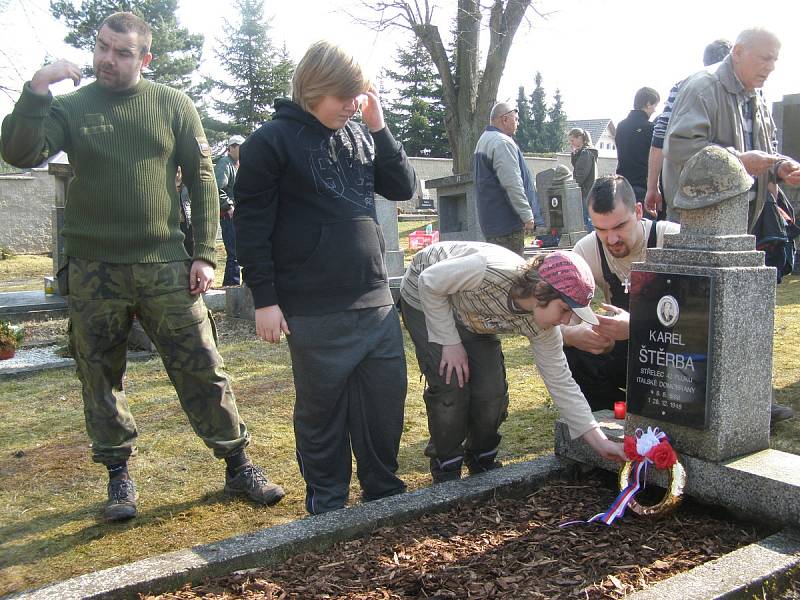 První jarní brigáda se uskutečnila na hřbitově v Libušíně.