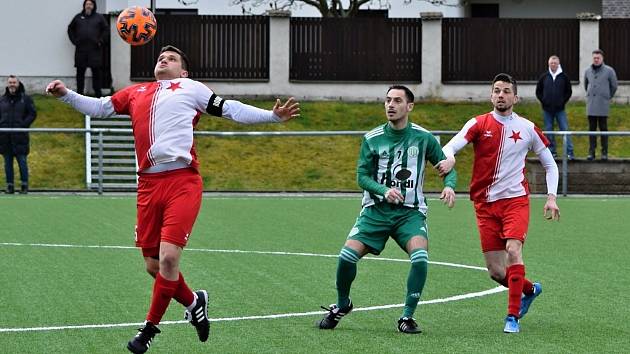 ČFL: Sokol Hostouň (v zelenobílém) remizoval v Rynholci s Karlovými Vary 1:1.