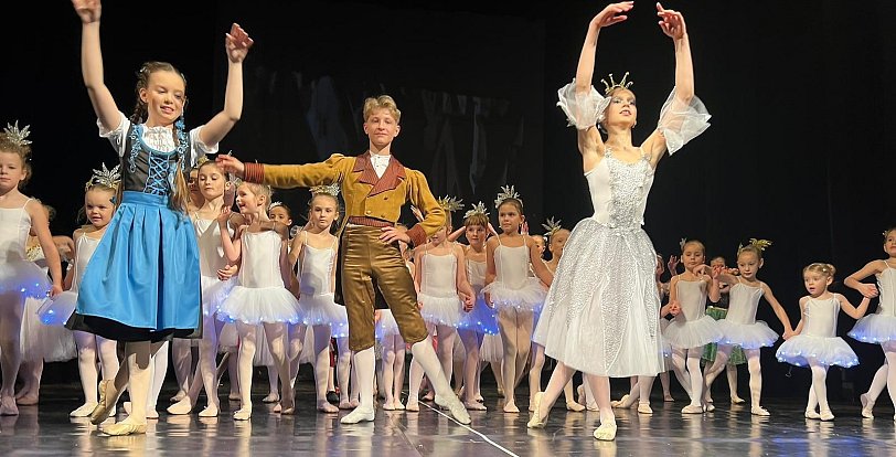 Slánské divadlo přivítalo balet, v premiéře se zde předvedly i kladenské tanečnice.