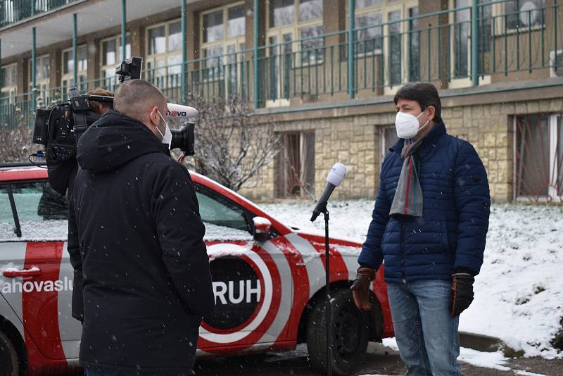 Ředitel Štěpán Votoček informuje o zasažení slánské nemocnice britskou mutací covidu.