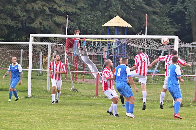 Hodně atraktivní zápas může nabídnou i IV. třída - Slatina (v červeno-bílém) po dramatické koncovce porazila Slavoj Kladno B 4:3.