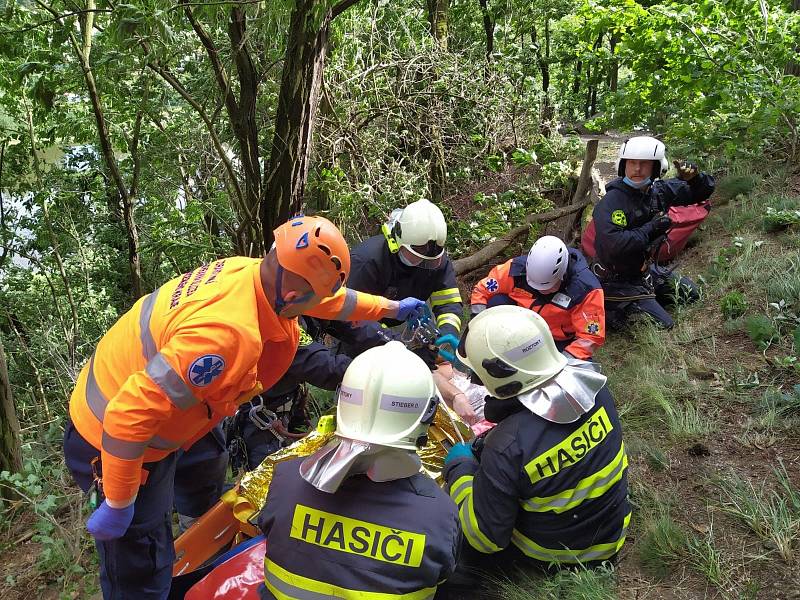 Zásah záchranářů po pádu horolezce ze skály.