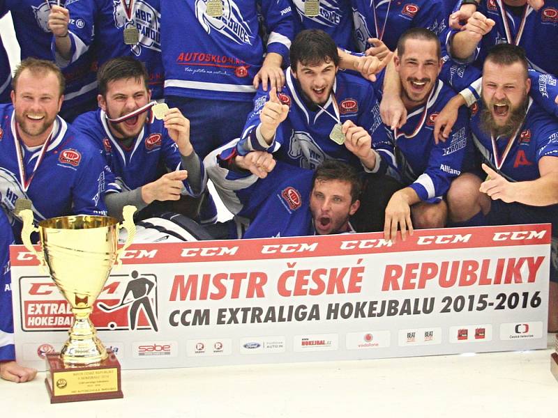 Mistři hokejbalové CCM extraligy ročníku 2015/16, tým HBC Autosklo H.A.K. Pardubice