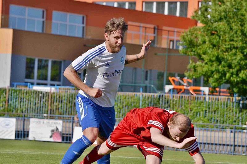 Slaný (v bílém) přehrálo 1:0 Libušín a poslalo ho o soutěž níž.