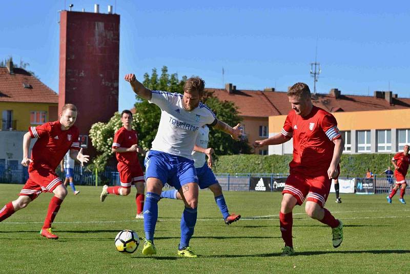 Slaný (v bílém) přehrálo 1:0 Libušín a poslalo ho o soutěž níž.