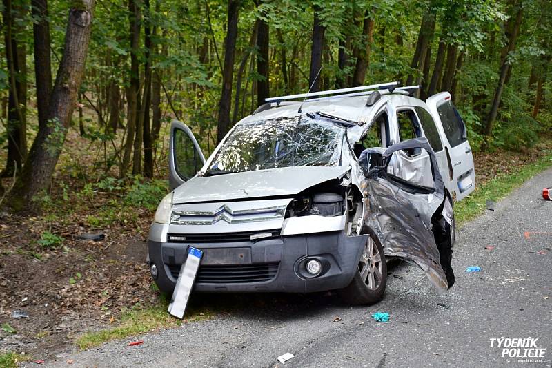 U Kamenných Žehrovic se ve čtvrtek střetl autobus s osobním vozem.