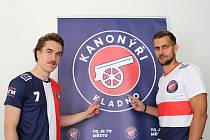 Kanonýři Kladno před novou sezonou: nové dresy představili Švéd Joel Ahlin (vlevo) a Ondřej Riebauer.