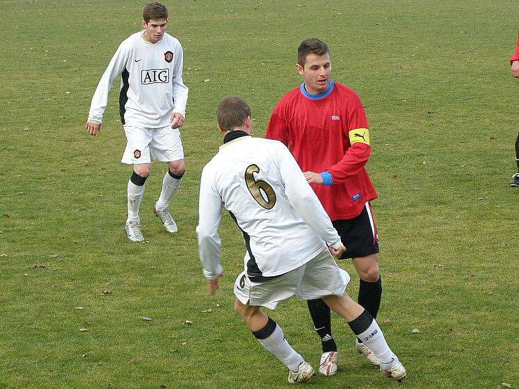 Derby I. A třídy a mezi Vraným (v červeném) a Lhotou