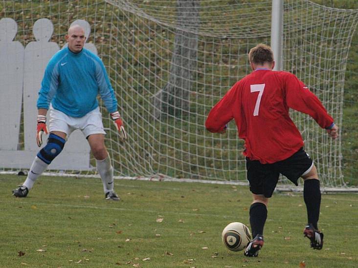 Derby I. A třídy a mezi Vraným (v červeném) a Lhotou, na Šimka se řítí Volf