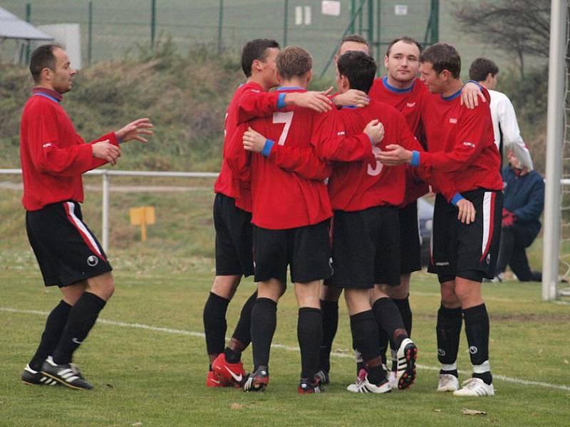 Derby I. A třídy a mezi Vraným (v červeném) a Lhotou, radost domácích - 3:1