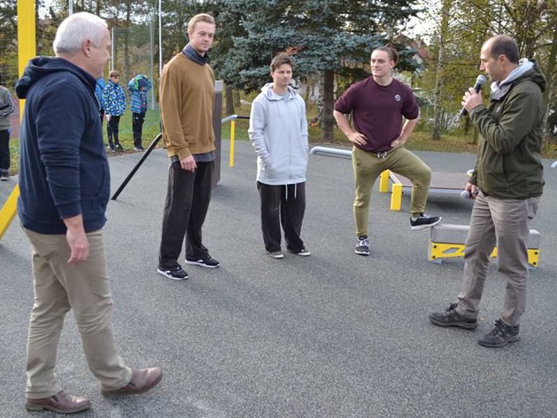 Ze slavnostního otevření parkourového a workoutového hřiště.