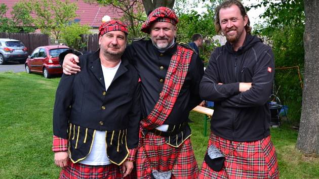 Vašírovští se oblékli do skotských kiltů a užili si zábavné odpoledne.