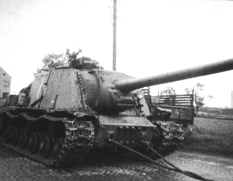 Fotografům se podařilo na kladenských silnicích ulovit i takové kuriozity jako vlečené sovětské samohybné dělo ISU 122, vyrobené v pouhých několika stovkách exemplářů.