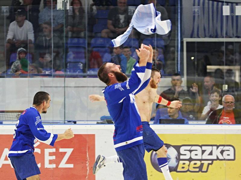 Obrovská radost hostí, v Kladně ubojovali i druhý zápas a stávají se mistry hokejbalové CCM extraligy ročníku 2015/16 //  HBC Alpiq Kladno - HBC Autosklo H.A.K. Pardubice 2:3 prodl.