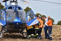Vážně zraněného motorkáře transportoval od nehody u Studeněvsi vrtulník.