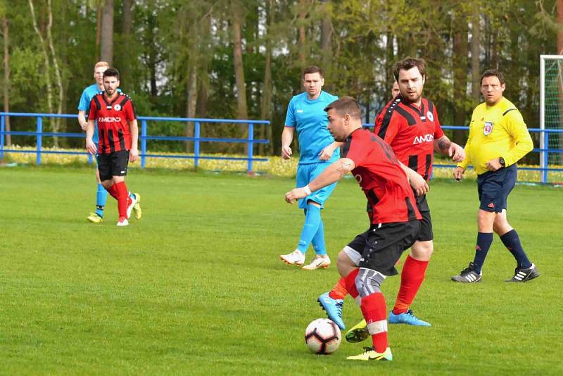 Zichovec (v červeném) porazil doma nečekaně Švermov 3:1.