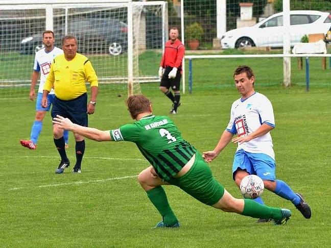 Brandýsek (v bílém) nedal šanci Kročehlavům a vyhrál 3:0.