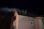Blesk ve Lhotě zapálil střechu rodinného domu.
