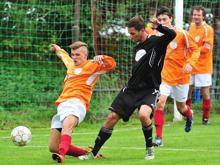 Tomáš Řepka debutoval v dresu SK Hvozdnice (v oranžovém). 