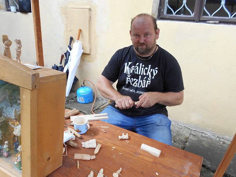 Oldřich Čech z Dřínova se vyrostl v regionu řezbářství zaslíbeném. Tomuto vlastním povoláním truhláři učarovalo vyřezávání tradičních králických figurek.