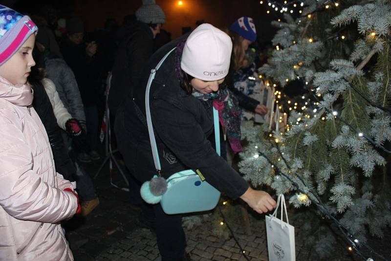 Kladenské Vánoce byly zahájeny, strom rozsvítila s primátorem Lucie Bílá.