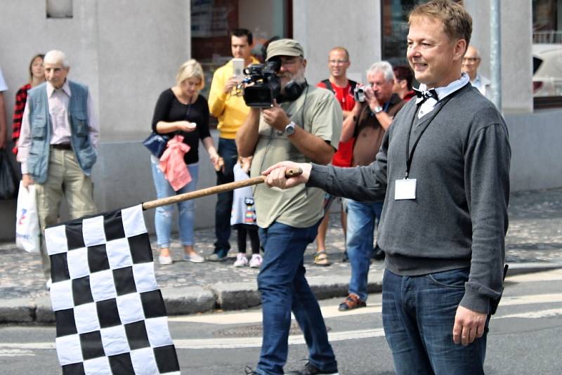 Legendární jízda historických vozidel přilákala opět po roce do Slaného desítky účastníků. První okruh se jel už před pětašedesáti lety.