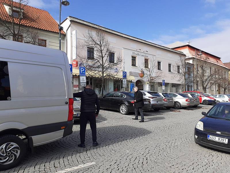 Manželé Lenka a Michayl jsou rodilými Ukrajinci a v Kladně žijí už třicet let. Jejich pomoc aktuálně nejvíce míří k opuštěným dětem na Ukrajině, kterým se zatím nepodařilo dostat do bezpečí.