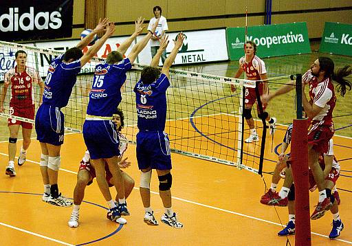 volleybal.cz Kladno – Ferram Opava 3:1 - Kladenští blokují směč Jakuba Rybníčka