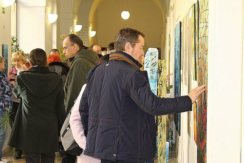 Z vernisáže výstavy obrazů výtvarníka Tomáše Záborce ve vstupní chodbě Knihovny Václava Štecha ve Slaném.