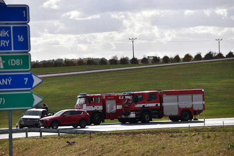 Při nehodě nedaleko Hobšovic a Luníkova v sobotu 23. října 2021 se tři lidé zranili, jednoho muže transportoval do nemocnice vrtulník.