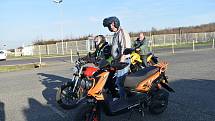 Budoucí řidiči motocyklů z kladenských autoškol se sjeli v neděli na výcvikové ploše u bývalé slánské šachty.