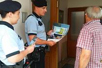 Zloději kradou v bytech a domech nejčastěji v létě, kladenští policisté proto opět míří do terénu.