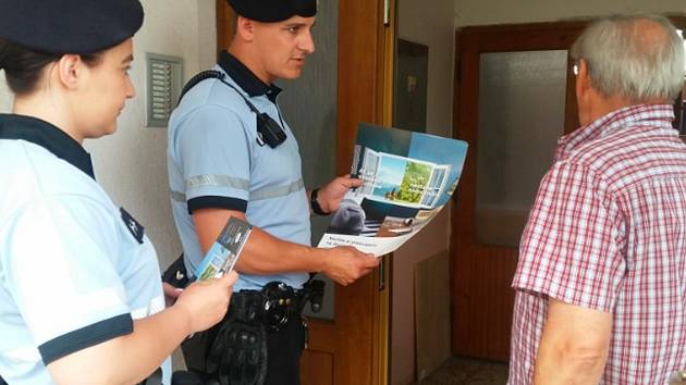 Zloději kradou v bytech a domech nejčastěji v létě, kladenští policisté proto opět míří do terénu.